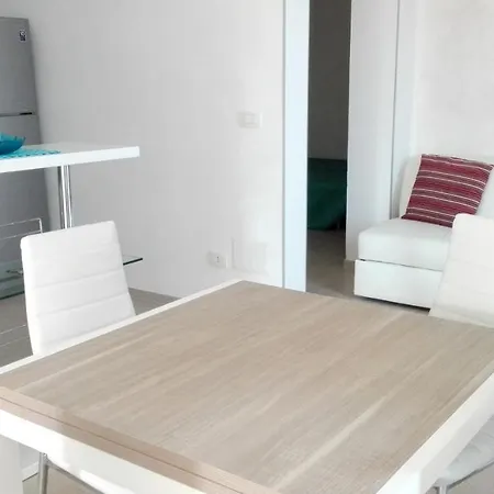 Spacious In Pozzallo, 110m² With Pool And Sea View