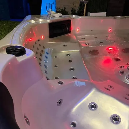 Spacious In Pozzallo, 110m² With Pool And Sea View Appartement *