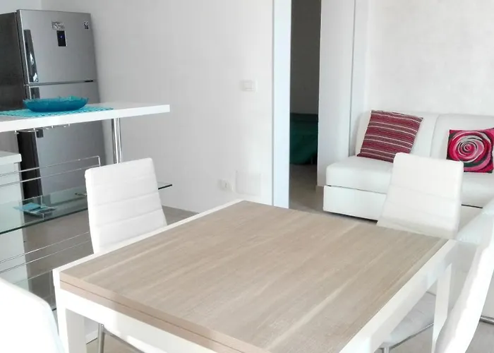 Spacious In Pozzallo, 110m² With Pool And Sea View